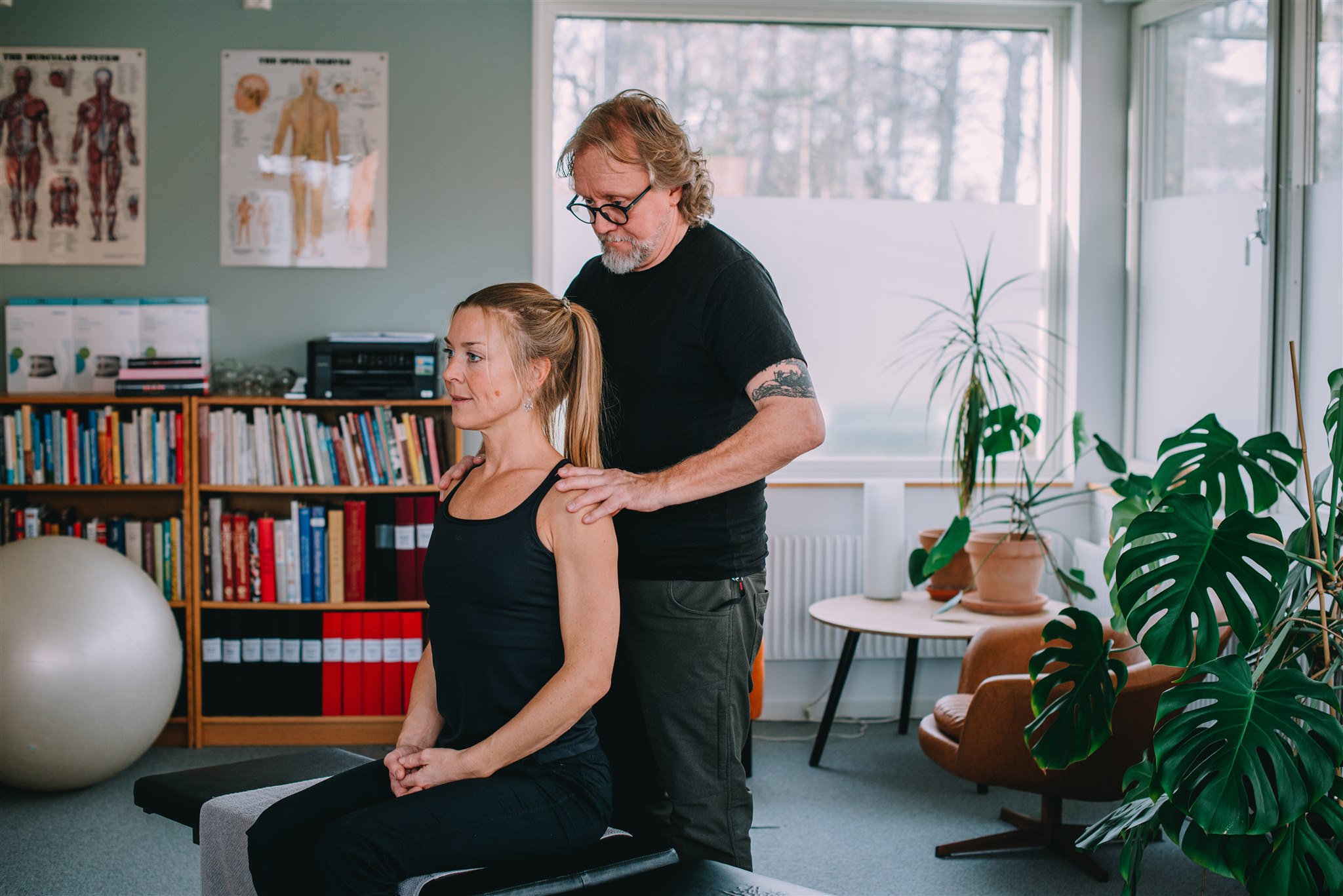 Legitimerad naprapat undersöker en patients nacke och axlar på Ryggakuten.